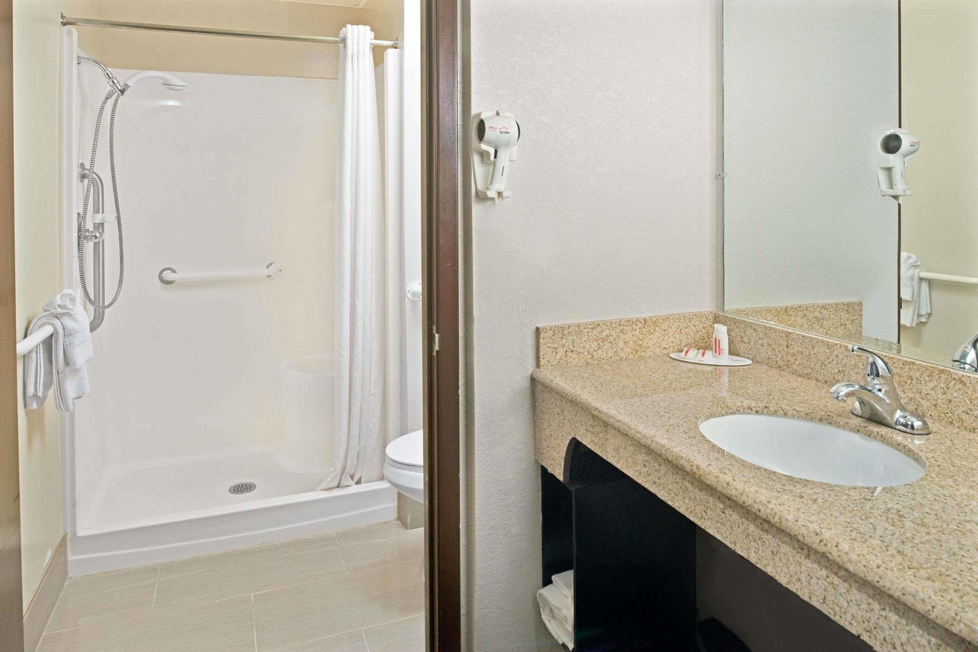 Super 8 By Wyndham Walnut Hotel Bagian luar foto